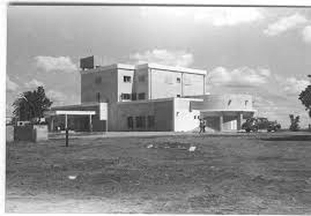 Así lucía el viejo hotel Melincué en la década del 70; previo a su debacle producida en la inundación de 1975. Nunca más desde ese año volvió a funcionar.