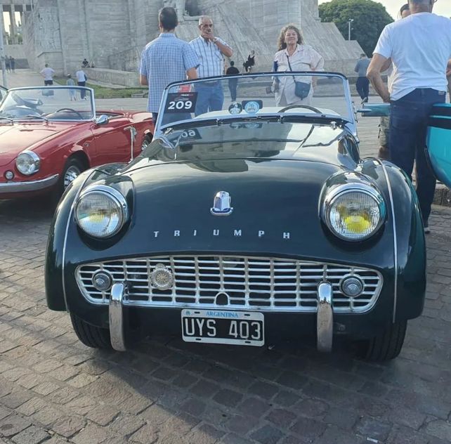 El Triumph TR3 de la familia Tato frente al Monumento.