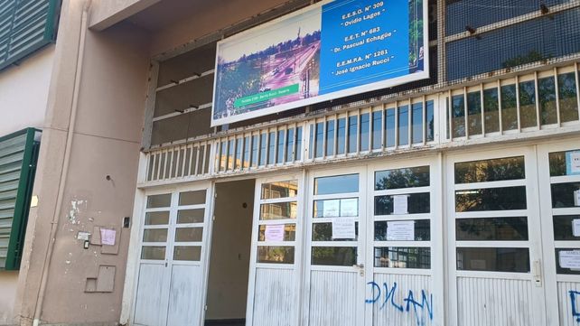 Escuela sin puerta. Así quedó el frente del establecimiento educativo en Panizza al 2100