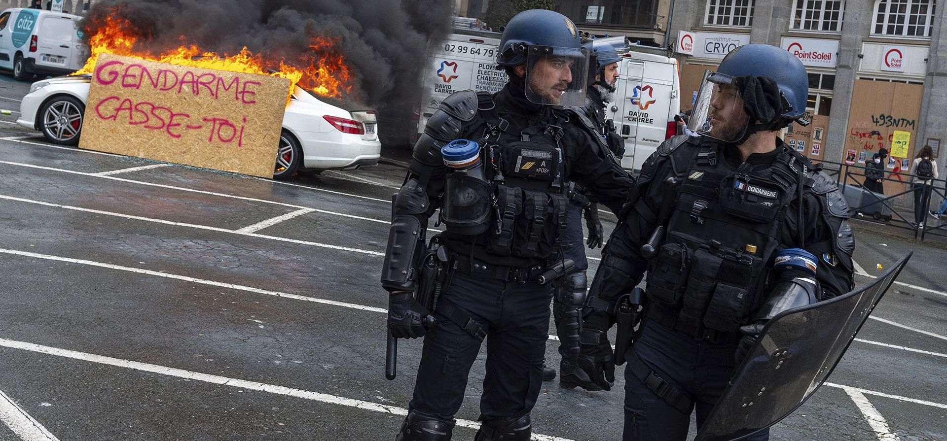 Un cartel en un automóvil en llamas dice 