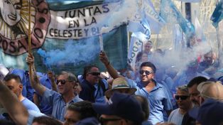 Muchos sindicatos dijeron presentes en el acto de la CGT Rosario, en la Plaza 25 de Mayo.