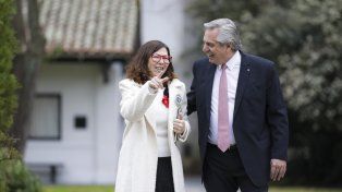 Silvina Batakis, flamante ministra de Economía de Argentina camina junto al presidente Alberto Fernández en los jardines de la Quinta de Olivos luego de la primera reunión con la máxima autoridad del país.&nbsp;