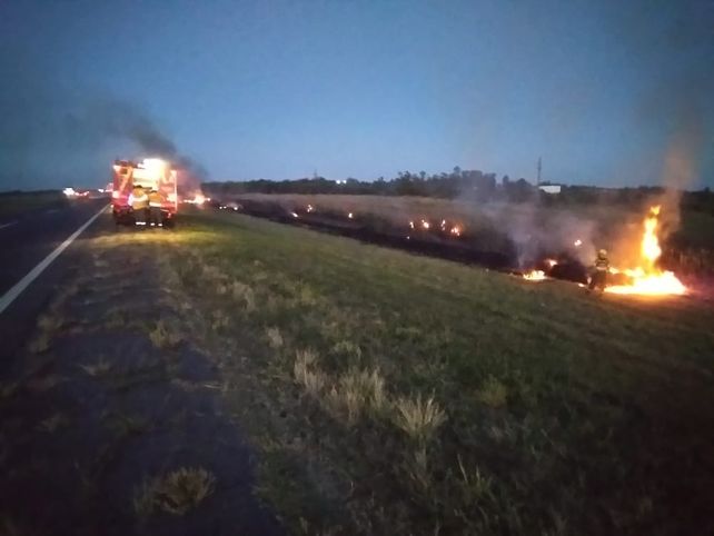 El auto tomó totalmente fuego en la Autopista Rosario - Santa Fe&nbsp;
