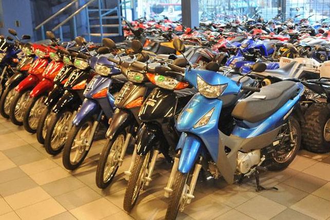 Por ley, se deberán vender motos con el casco en toda la provincia