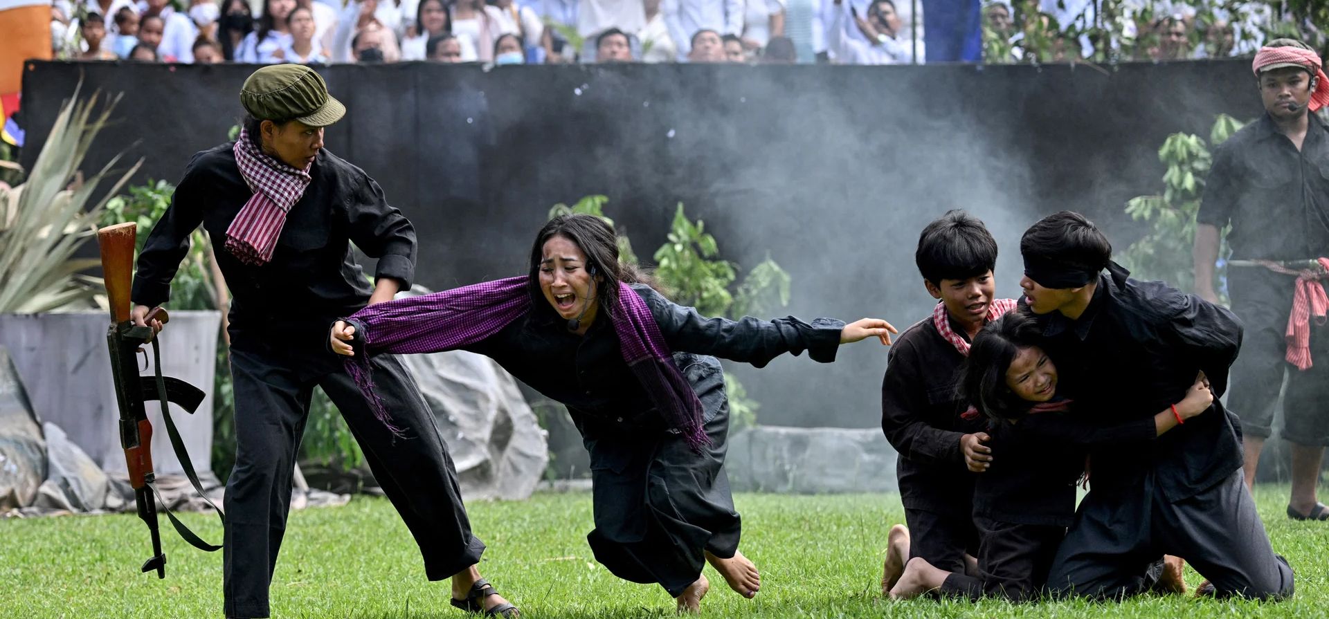 Los estudiantes de Bellas Artes realizan una recreación de los crímenes en los campos de exterminio de los Jemeres Rojos para conmemorar el día anual festivo en el monumento conmemorativo del genocidio de Choeung Ek. Fotografía: Tang Chhin Sothy/AFP/Getty Images Los estudiantes de Bellas Artes realizan una recreación de los crímenes en los campos de exterminio de los Jemeres Rojos para conmemorar el día anual festivo en el monumento conmemorativo del genocidio de Choeung Ek. Fotografía: Tang Chhin Sothy/AFP/Getty Images