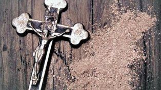 El Miércoles de Cenizas, que este año se celebra el 22 de febrero, es la celebración que da inicio a un tiempo de preparación espiritual para la Semana Santa y Pascuas. En este marco, distintas parroquias de Paraná conmemorarán la jornada con misas de imposición de cenizas.Las cenizas. Se elaboran a partir de la quema de las ramas de olivo del Domingo de Ramos del año anterior, siendo luego bendecidas e impuestas por el sacerdote en la frente de los feligreses.