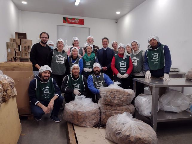 Solidaridad en el equipo del Banco de Alimentos Rosario (BAR). Parroquia del Lourdes previo a repartir los alimentos. 