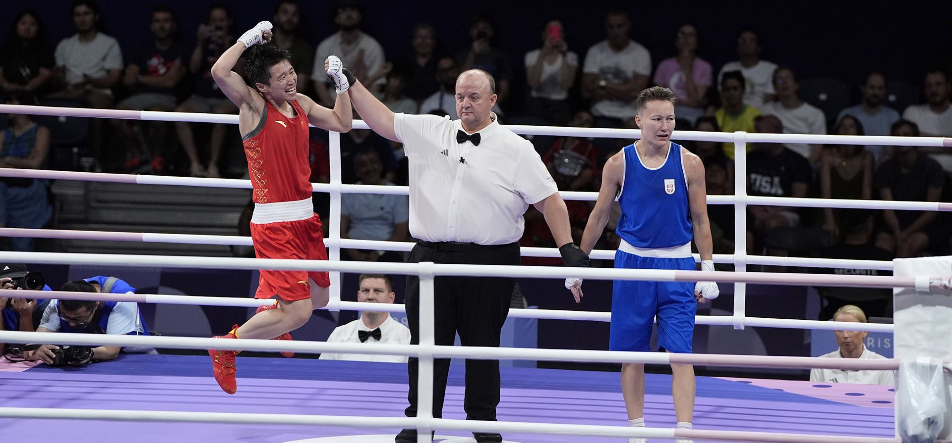 La china Yang Wenlu celebra tras derrotar a la serbia Natalia Shadrina en su combate de boxeo de cuartos de final de 60 kg femenino en los Juegos Olímpicos de Verano de 2024, el miércoles 31 de julio de 2024, en París, Francia. (Foto AP/John Locher) La china Yang Wenlu celebra tras derrotar a la serbia Natalia Shadrina en su combate de boxeo de cuartos de final de 60 kg femenino en los Juegos Olímpicos de Verano de 2024, el miércoles 31 de julio de 2024, en París, Francia. (Foto AP/John Locher)