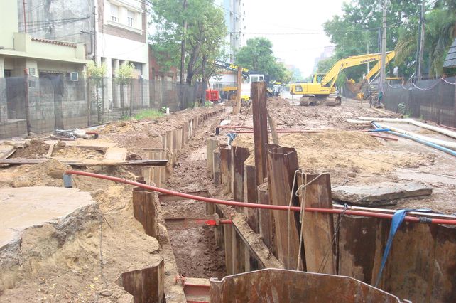 Los trabajos de reparación del socavón de barrio Marcial Candioti.