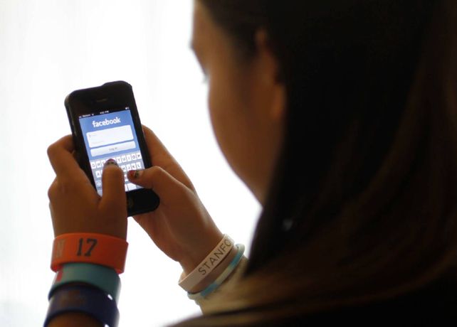 La denuncia de Frances Haugen y varias ONG denuncian el peligro que implica el algoritmo de Facebook para los menores