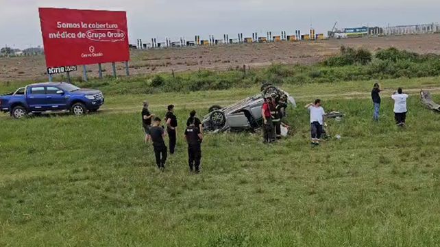 El vehículo quedó volcado sobre un sector lindero con el Parque Industrial.