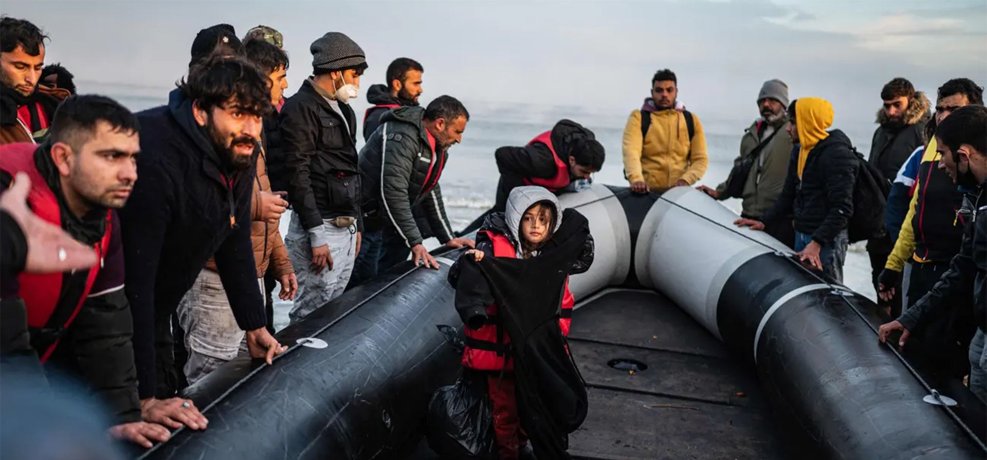 Migrantes trasladan un barco de contrabando al agua, Gravelines, Francia. FOTO: Sameer al-Doumy/AFP/Getty Images