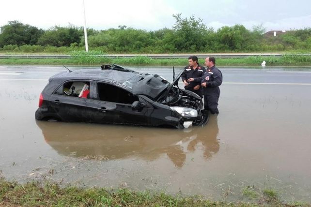 Autovía Artigas: Ocurrieron dos vuelcos bajo la lluvia a pocos kilómetros de distancia