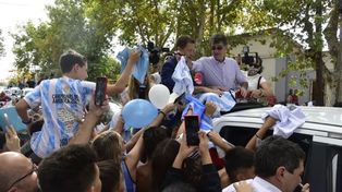 Kempes recorrió Bell Ville y recibió el cariño de su gente.