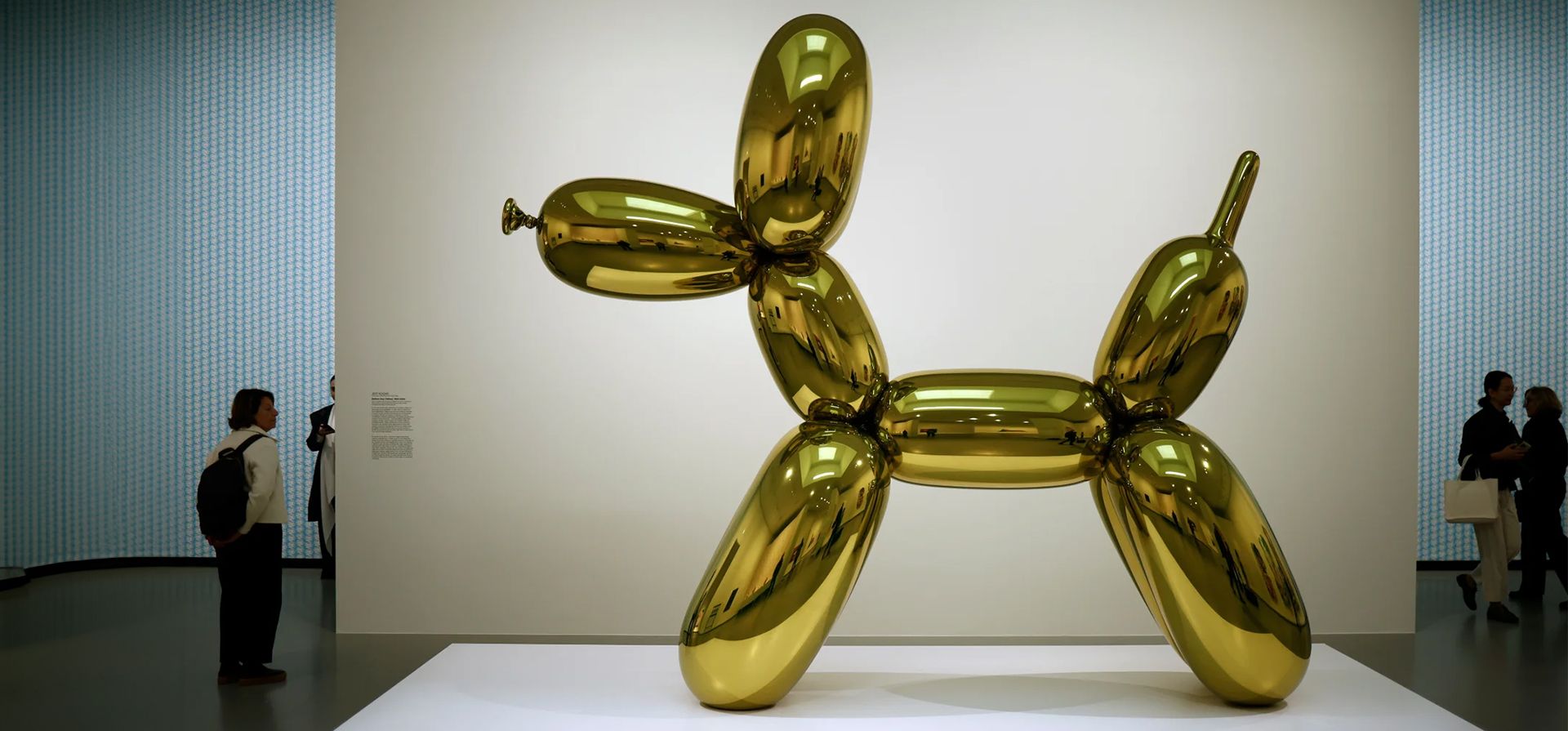 Visitantes observan la obra de arte Balloon Dog (Yellow) del artista estadounidense Jeff Koons durante la exposición Pop Forever, Tom Wesselmann &... en la Fundación Louis Vuitton. Fotografía: Yoan Valat/EPA Visitantes observan la obra de arte Balloon Dog (Yellow) del artista estadounidense Jeff Koons durante la exposición Pop Forever, Tom Wesselmann &... en la Fundación Louis Vuitton. Fotografía: Yoan Valat/EPA