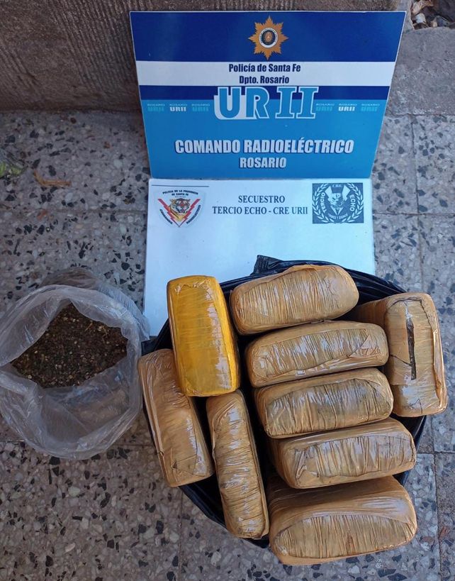Una mujer de 89 años fue al patio en busca de paltas y halló nueve panes de marihuana