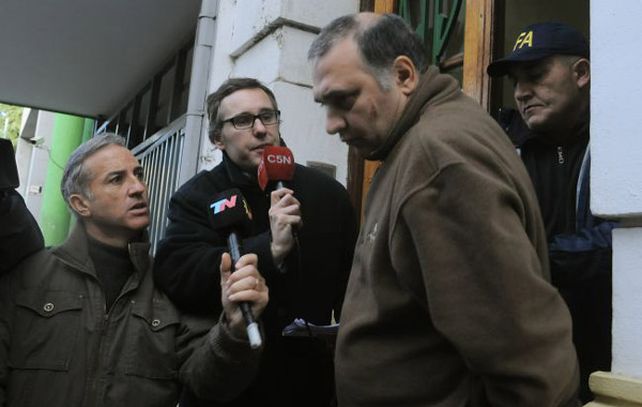 La imputación asegura que el acusado le propinó una golpiza para vencer su resistencia