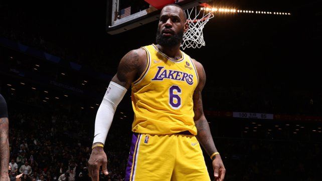 LeBron James renovó en Los Angeles Lakers por el máximo salario LeBron James renovó en Los Angeles Lakers por el máximo salario