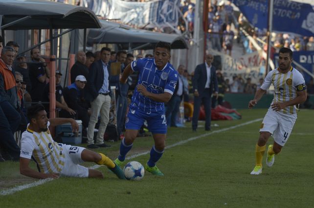 Larriera, en el fondo, cuando dirigía a Godoy Cruz y perdió con Central.