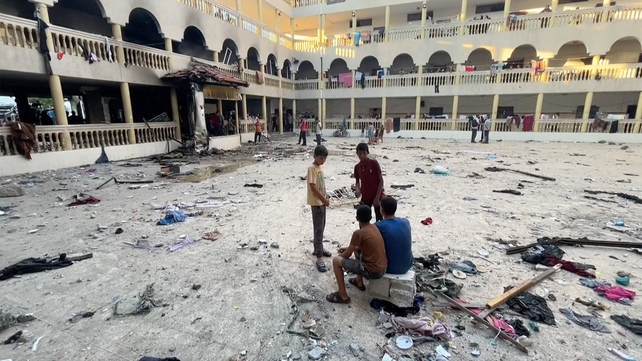La escuela servía como refugio para personas desplazadas por el conflicto armado.