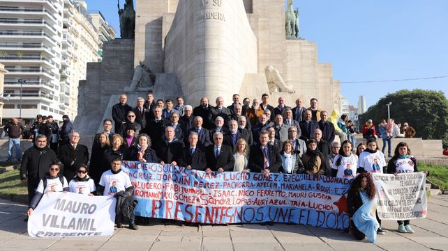Las autoridades universitarias le dieron su apoyo a la Multisectorial por la Paz con una foto en el Monumento a la Bandera.&nbsp;
