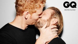 Hombres heterosexuales se besan en una campaña contra la homofobia