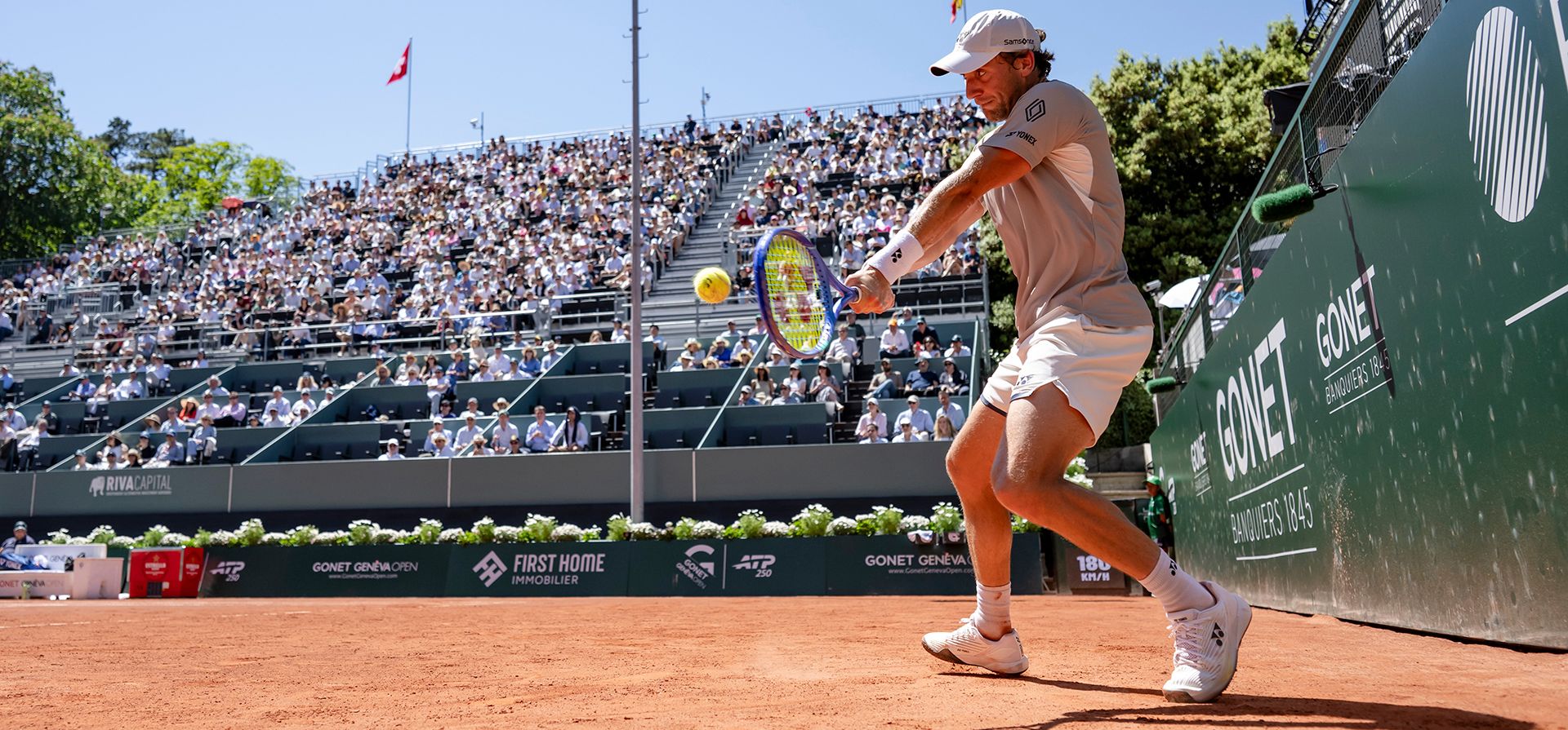 Casper Ruud, de Noruega, devuelve una pelota a Mariano Navone, de Argentina, durante su partido de semifinales en el torneo ATP 250 Geneva Open, en Ginebra, Suiza, el viernes 22 de mayo de 2026. (Jean-Christophe Bott/Keystone vía AP) Casper Ruud, de Noruega, devuelve una pelota a Mariano Navone, de Argentina, durante su partido de semifinales en el torneo ATP 250 Geneva Open, en Ginebra, Suiza, el viernes 22 de mayo de 2026. (Jean-Christophe Bott/Keystone vía AP)