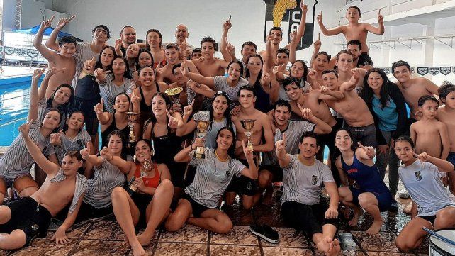 Los nadadores de Estudiantes celebran el primer lugar.