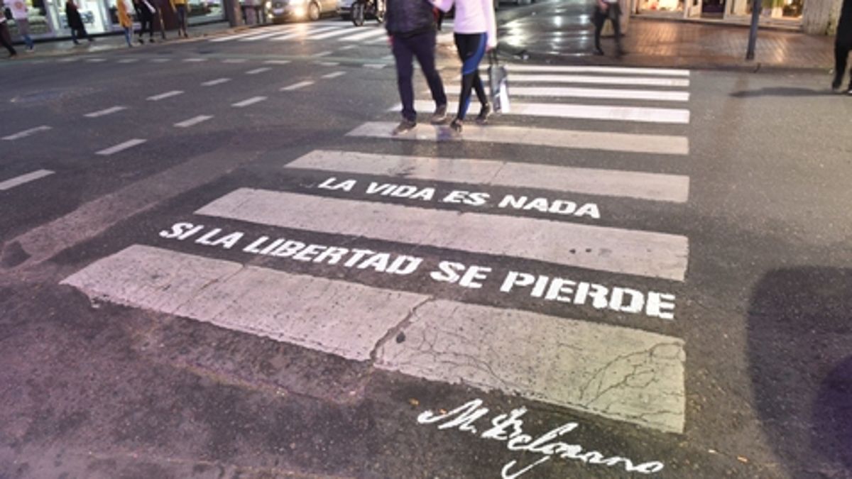 Las calles de Rosario amanecieron pintadas con frases de Belgrano