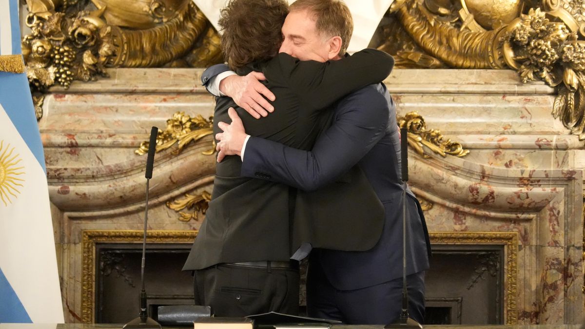 Milei le tomó juramento a Santilli, su cuarto jefe de Gabinete