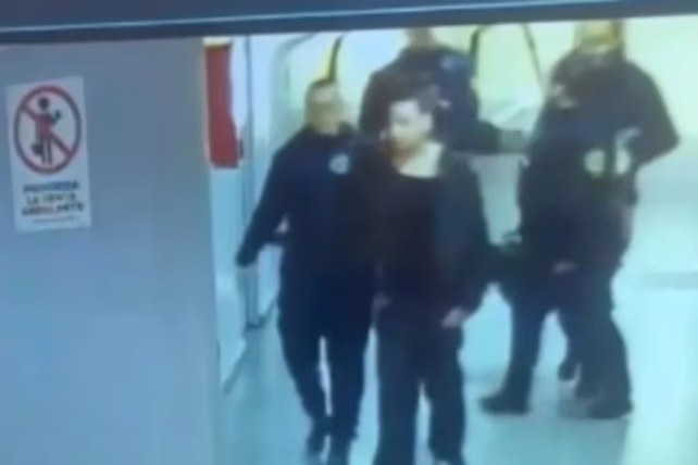 La cámara de la terminal de ómnibus de Córdoba registró a Micaela junto a dos policías.