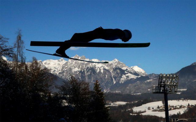 Klemens Muranka de Polonia vuela por el aire durante su salto de prueba en la cuarta etapa del 69° torneo de saltos de esquí de cuatro colinas en Bischofshofen, Austria.