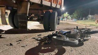 Motociclista murió tras ser aplastado por las ruedas del acoplado