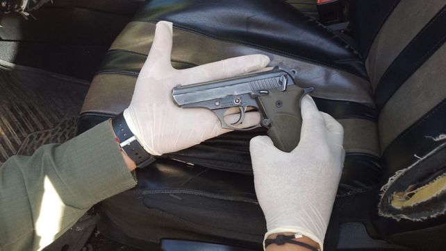 Lo detienen en la ruta 33 a bordo de un auto con una pistola y municiones
