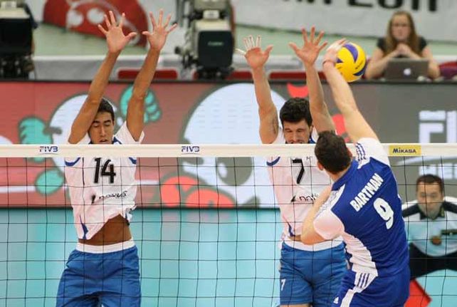 La selección de voley frenó su marcha ante Polonia
