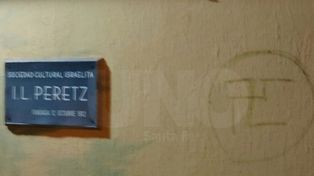 Pintaron una cruz esvástica frente a la “I.L.Peretz”