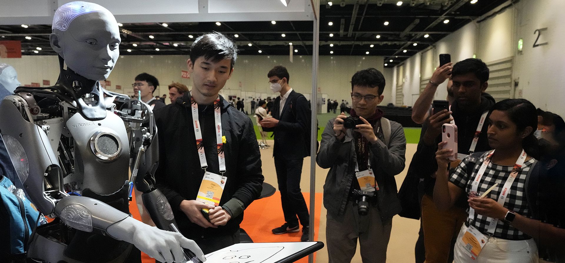Un robot diseñado por Engineers Arts y llamado AMECA interactúa con los visitantes durante la Conferencia Internacional sobre Robótica y Automatización ICRA en Londres, el martes 30 de mayo de 2023. El ICRA 2023 reúne a los mejores académicos, investigadores y representantes de la industria del mundo para mostrar el desarrollos más recientes. (Foto AP/Frank Augstein) Un robot diseñado por Engineers Arts y llamado AMECA interactúa con los visitantes durante la Conferencia Internacional sobre Robótica y Automatización ICRA en Londres, el martes 30 de mayo de 2023. El ICRA 2023 reúne a los mejores académicos, investigadores y representantes de la industria del mundo para mostrar el desarrollos más recientes. (Foto AP/Frank Augstein)