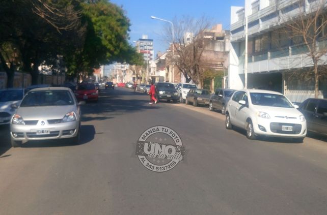 En calle Corrientes estacionan en doble, doble fila