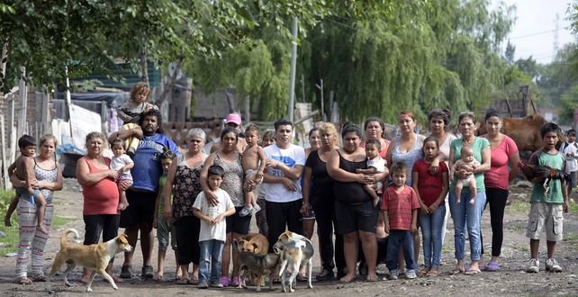 Resistencia. Un grupo de vecinos concurrirá hoy a la audiencia que se desarrollará en Tribunales. Ayer estaban muy preocupados. (Héctor Rio / La Capital)