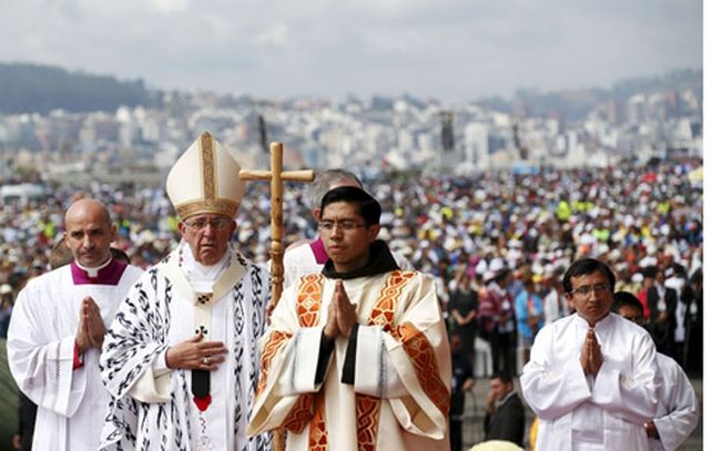 Miles de fieles esperaron bajo el frío y la lluvia para escuchar la misa del Santo Padre.
