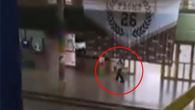 Imagen de seguridad muestra el momento en que un alumno asesina a un compañero en una escuela de San Cristóbal.