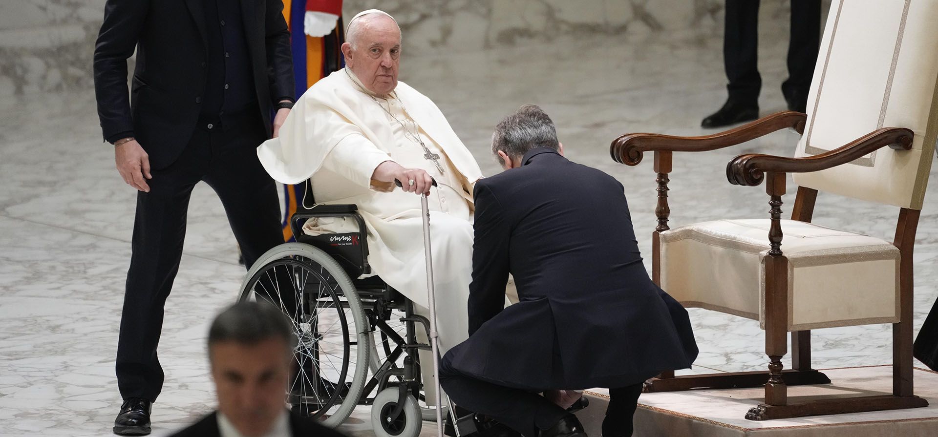 El papa Francisco sale al final de la audiencia general semanal en el Vaticano, el miércoles 8 de febrero de 2023. (Foto AP/Andrew Medichini)