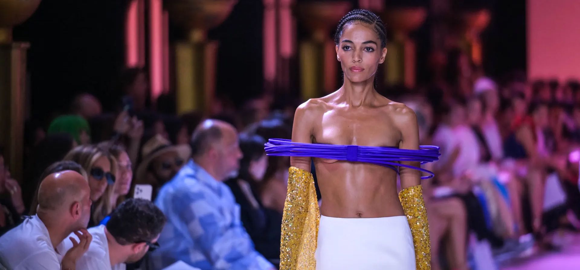París, Francia. Una modelo en la pasarela durante el desfile otoño/invierno 23/24 de alta costura de Georges Hobeika en el Palais de Chaillot, en el marco de la semana de la moda de París. Fotografía: Abd Rabbo Ammar/Abaca/Shutterstock París, Francia. Una modelo en la pasarela durante el desfile otoño/invierno 23/24 de alta costura de Georges Hobeika en el Palais de Chaillot, en el marco de la semana de la moda de París. Fotografía: Abd Rabbo Ammar/Abaca/Shutterstock