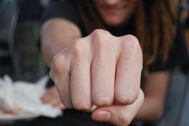 Apretar la mano derecha te ayuda a recordar