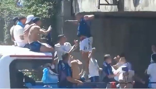 Dos personas se arrojaron encima del micro que traladaba a los jugadores.