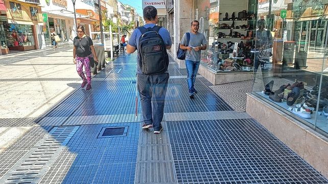 Baldosas podotáctiles en Paraná y un reclamo que persiste