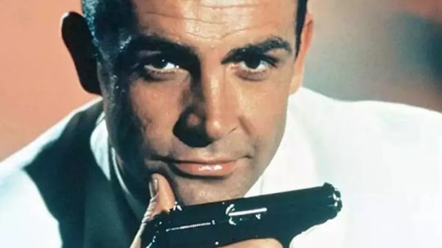 Sean Connery con la pistola Walther PP usada por Sean Connery en la primera película del agente 007