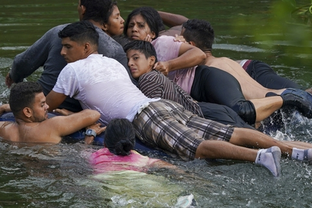 J&oacute;venes mexicanos cruzan en una balsa hacia Estados Unidos. Es la &uacute;nica opci&oacute;n al narco o al trabajo en negro.