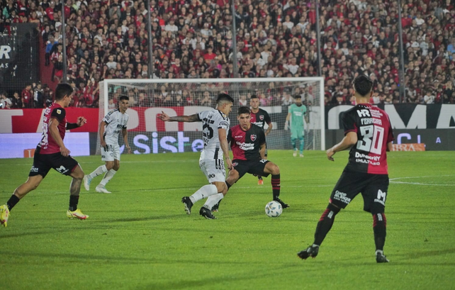 Los rojinegros se fueron al descanso ganando por la mínima diferencia.