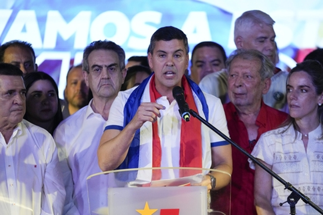 Santiago Peña da su discurso de la victoria en la sede central colorada